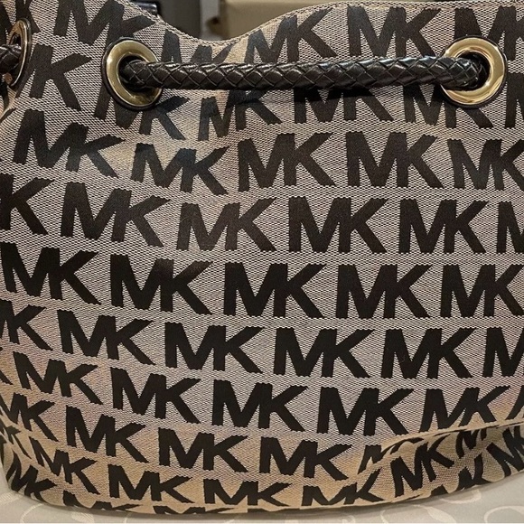 COPY - Michael Kors Jet Set Jacquard
MK Signature Logo. - Picture 5 of 16